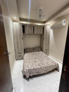 małą sypialnię z łóżkiem w pokoju w obiekcie شاليه العلمين الجديده w mieście El Alamein