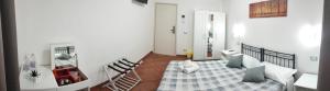 Postel nebo postele na pokoji v ubytování Royal House Fiumicino