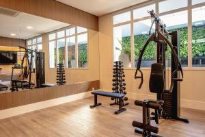Fitnessraum mit Laufbändern und Fitnessraum in der Unterkunft Studio com garagem, ar condicionado e piscina in São Paulo