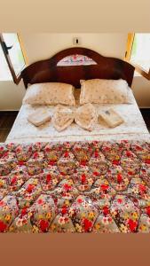 Een bed met koekjes erop. bij Villa Silvester in Hardedaj