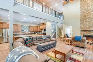 uma sala de estar com um sofá e uma lareira em Star Valley Ranch Vacation Rental with Resort Perks! em Thayne