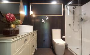 uma casa de banho com um WC e um chuveiro em Ripples Retreat - Riverside em Piopio