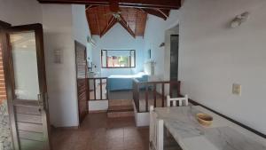 um corredor com um quarto com uma cama e uma mesa em Playas de Sol em Pinamar