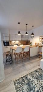 Una cocina y un comedor con mesa y sillas. en Maison Cosy à Vichy, en Vichy