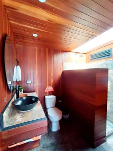 Vannituba majutusasutuses Glamping The Mountain