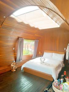 A bed or beds in a room at Glamping The Mountain
