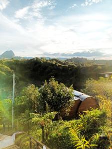 vistas a una frondosa colina verde con tren en Glamping The Mountain en Guatapé