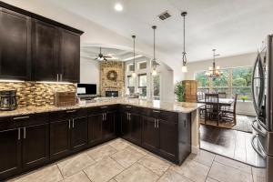 Η κουζίνα ή μικρή κουζίνα στο 4 minutes from Canyon Lake with Jacuzzi, BBQ, Firepit, 1GbpWifi, and More