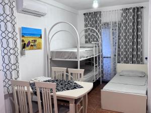 Joni's Guest House Spille emeletes ágyai egy szobában
