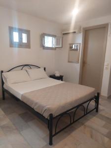 1 dormitorio con 1 cama grande en una habitación en stoudios en Naxos