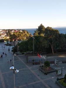 um parque de estacionamento vazio com vista para o oceano em City Center House em Antalya