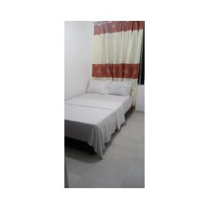 a bed in a room with a curtain at Apto en centro de floridablanca in Floridablanca