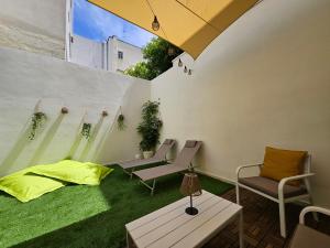 モノーポリにあるIl Giardino Segretoのパティオ(椅子、テーブル、緑の芝生付)
