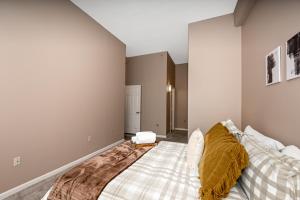 2 bath Prkg+Gym+Sauna Perk Plaza +30 Day في كليفلاند: غرفة نوم بسرير كبير في غرفة