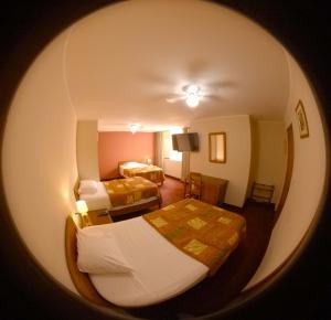 uma vista circular de um quarto de hotel com 2 camas em Hotel La Molina em Lima