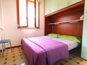 een slaapkamer met 2 bedden en een tafel en een stoel bij Relax in our serene apartment - Beahost Rentals in Bibione