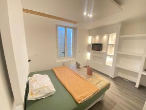 Kleines Zimmer mit einem Bett und einem Fenster in der Unterkunft Chambre spacieuse élégante in Beauvais
