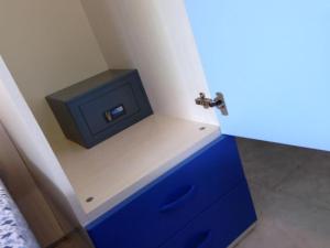 ein Badezimmer mit einer blauen Kommode und einem Waschbecken in der Unterkunft Comfortable flat in a excellent location - Beahost in Bibione