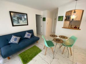 サンティアゴにあるDepartamento Don Miguel Claroのリビングルーム(青いソファ、テーブル付)