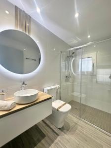 Ένα μπάνιο στο Roses Apartments Beach - 3 rooms 2baths