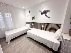 Ένα ή περισσότερα κρεβάτια σε δωμάτιο στο Roses Apartments Beach - 3 rooms 2baths
