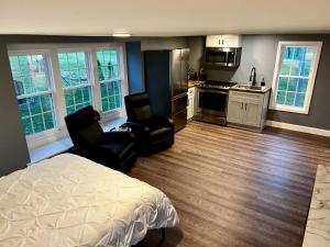 sypialnia z łóżkiem i 2 krzesłami oraz kuchnia w obiekcie Turner Park Suite w mieście Montour Falls