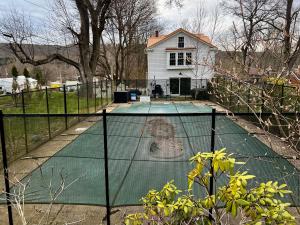 kort tenisowy przed domem w obiekcie Turner Park Suite w mieście Montour Falls