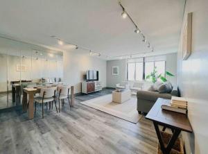 uma grande sala de estar com um sofá e uma mesa em Hartford Sky Bushnell Park Stylish Condo em Hartford