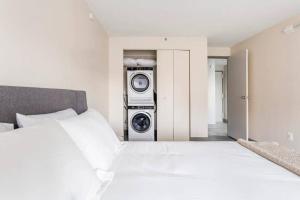 מיטה או מיטות בחדר ב-Hartford Sky Bushnell Park Stylish Condo