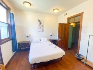 Una cama o camas en una habitación de ITH San Diego Adventure Hostel