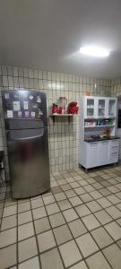 uma cozinha com frigorífico e piso em azulejo em Albergue Cultural São Salomão no Recife