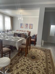 uma grande sala de jantar com uma mesa longa e cadeiras em Guest house with mountain view 