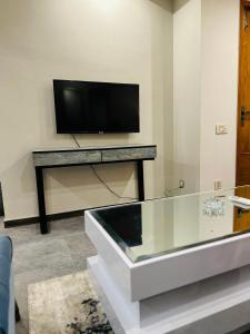 En TV eller et underholdningssystem på Montage Hotel Apartment