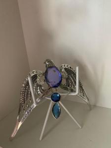 une bague avec un bijou bleu et des ailes dans l'établissement Aconchego do Harry Potter, à Pomerode