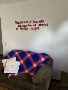 soggiorno con divano e parole sul muro di Aconchego do Harry Potter a Pomerode