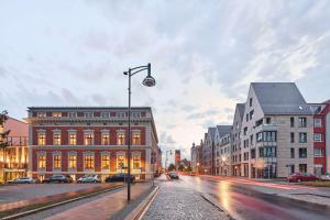 uma rua da cidade com edifícios e uma luz de rua em Hotel Anklamer Hof, BW Signature Collection em Anklam