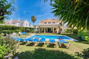 eine Villa mit einem Pool und einem Haus in der Unterkunft 1106 Marbella Large Family Villa in Estepona