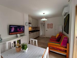 a kitchen and living room with a table and a couch at Jescamar 2 in Salou