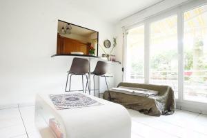 um quarto com uma cama, uma mesa e uma janela em Bel & grand appart proche Paris, aéroport CDG, Parc Expos em Livry-Gargan