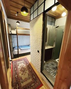 een kleine kamer met een douche en een inloopkast bij Greek House with Terrace - Bachman Hause in Bergama