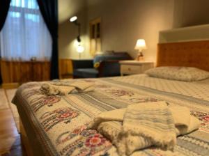 1 dormitorio con 2 camas y toallas. en Greek House with Terrace - Bachman Hause, en Bergama