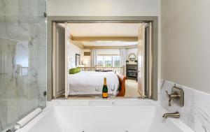 Uma cama ou camas num quarto em Hotel Bellwether on Bellingham Bay