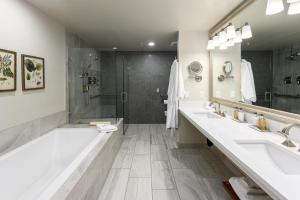 Uma casa de banho em Hotel Bellwether on Bellingham Bay
