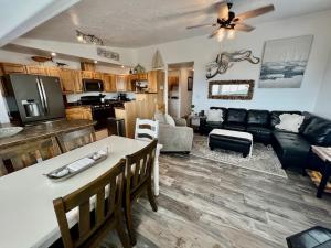 Seafarer Suites في هومر: مطبخ وغرفة معيشة مع طاولة وأريكة