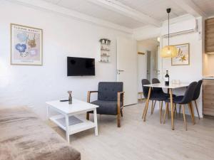 羅蒙柯克比的住宿－Holiday home Rømø XV，客厅配有沙发和桌子