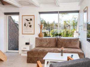 a living room with a couch and a window at Seaside Charm in Havneby - By Traum Ferienwohnungen in Rømø Kirkeby