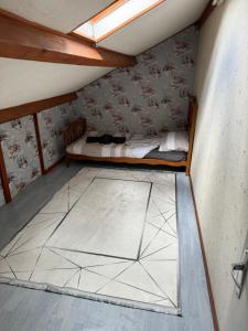 Cette petite chambre mansardée dispose d'un lit et de carrelage. dans l'établissement Sam, à Clermont-Ferrand