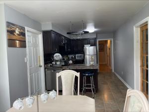 Gallery image of Fast internet free parking laundry and cooking nice home in Barrie +15 photos