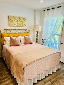 North Beach的住宿－Eleni’s Charming Studio，一间卧室配有一张带黄色床头板的大床