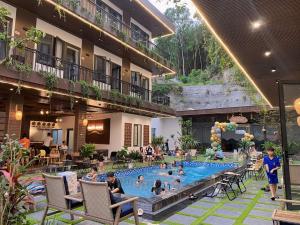 um grupo de pessoas numa piscina num hotel em Tran's house em Haiphong